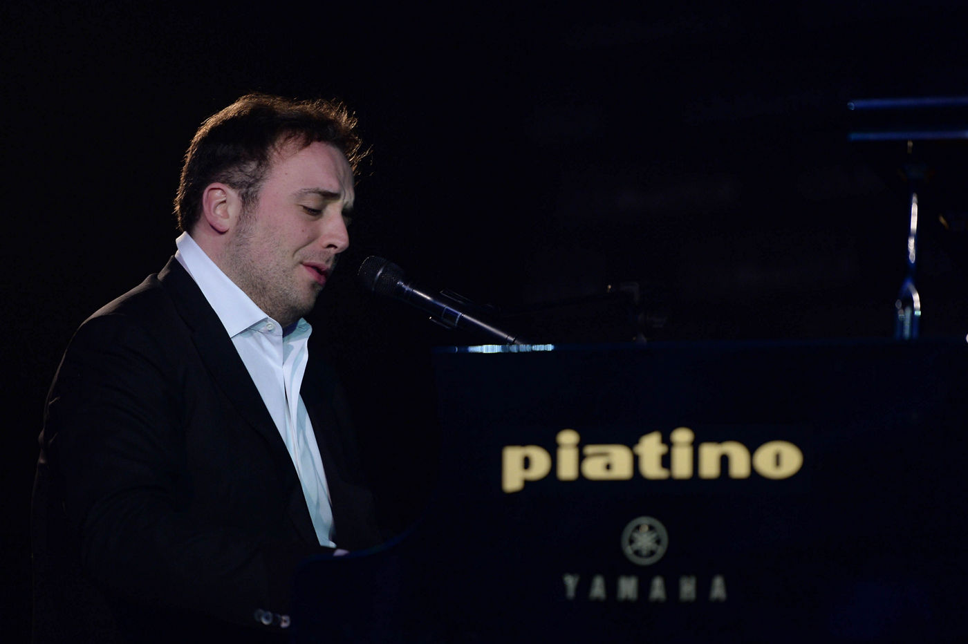 Raphael Gualazzi tocando el piano