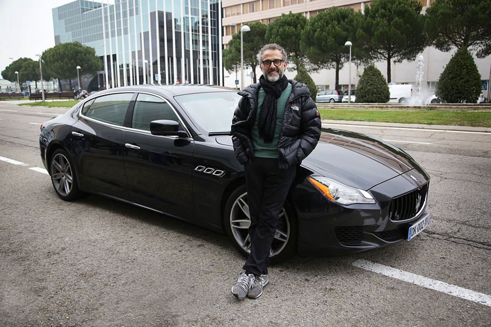 Massimo Bottura delante del Maserati Quattroporte
