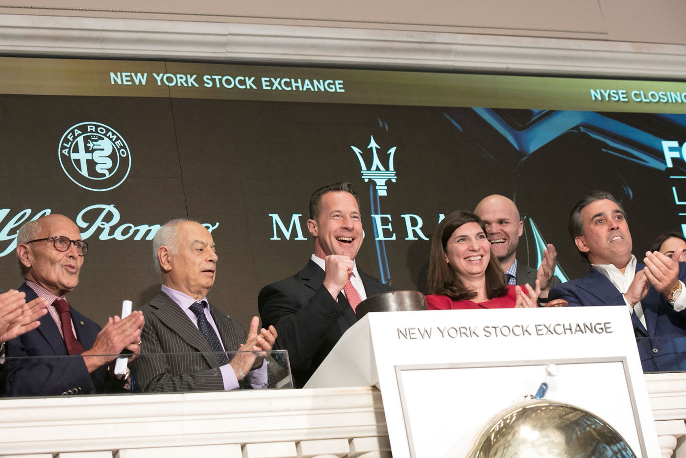 Maserati CEO Reid Bigland durante el New York Stock Exchange con otros huéspedes
