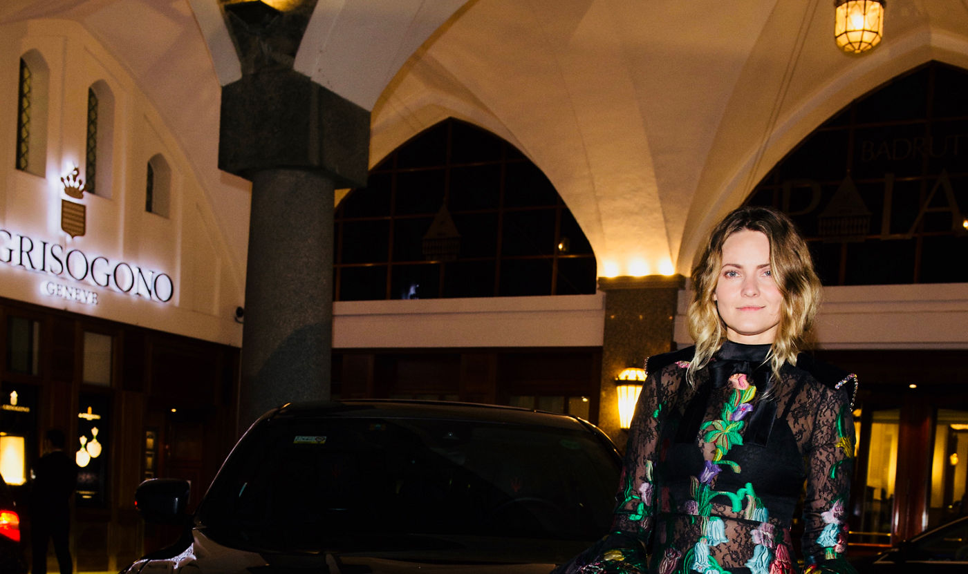 Influencer Ekaterina Mukhina debajo de un porche con Maserati Levante