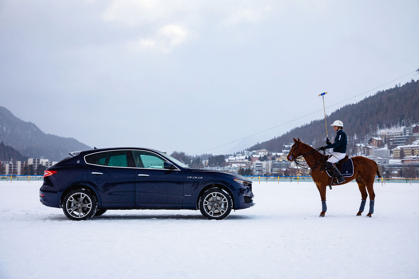Maserati Levante en frente de un jugador de polo