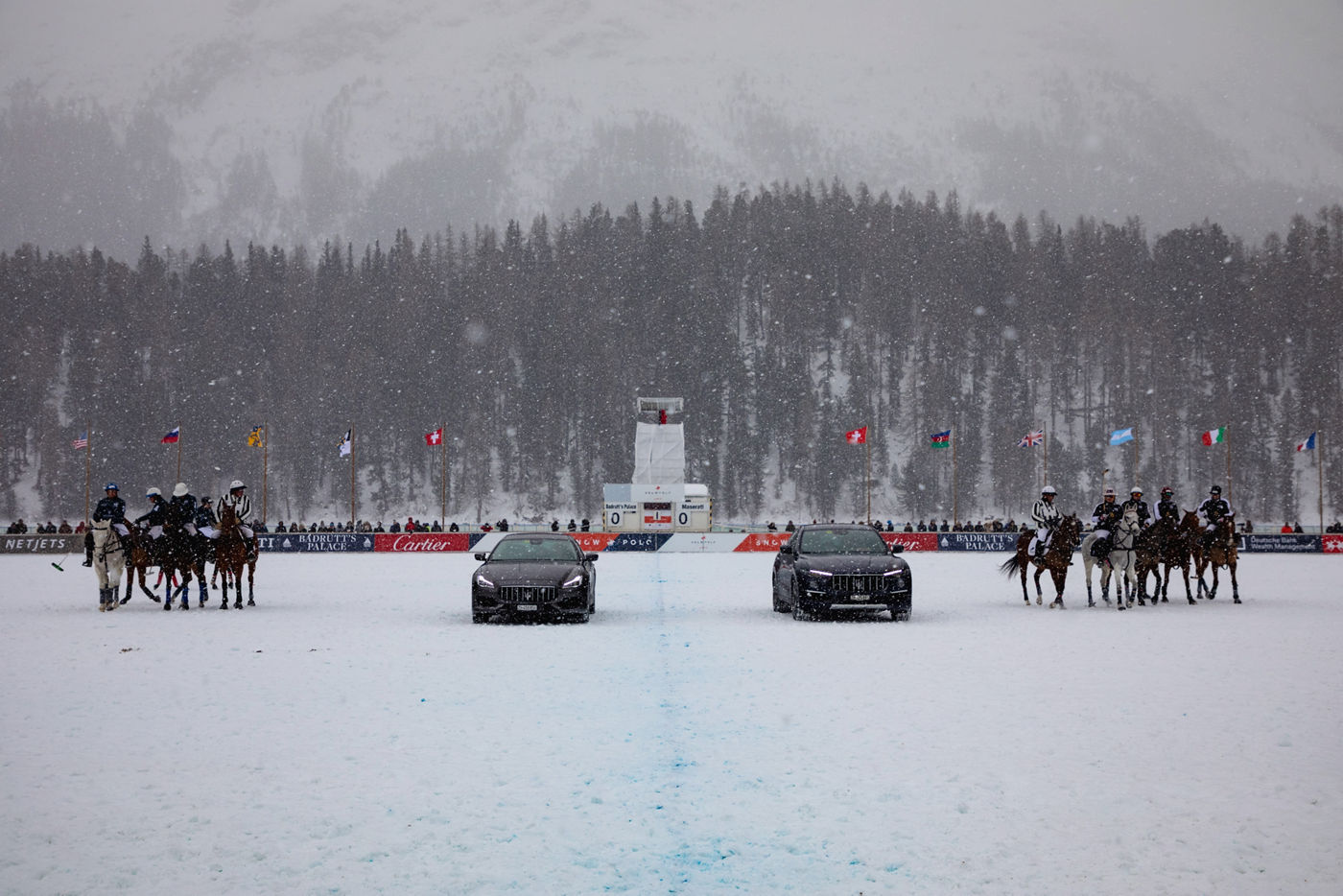 Maserati Quattroporte y Levante Vulcano en la nieve en medio de jugadores de polo
