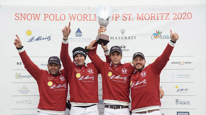 Equipo St Moritz con la copa del Snow Polo World Cup St Moritz 2020