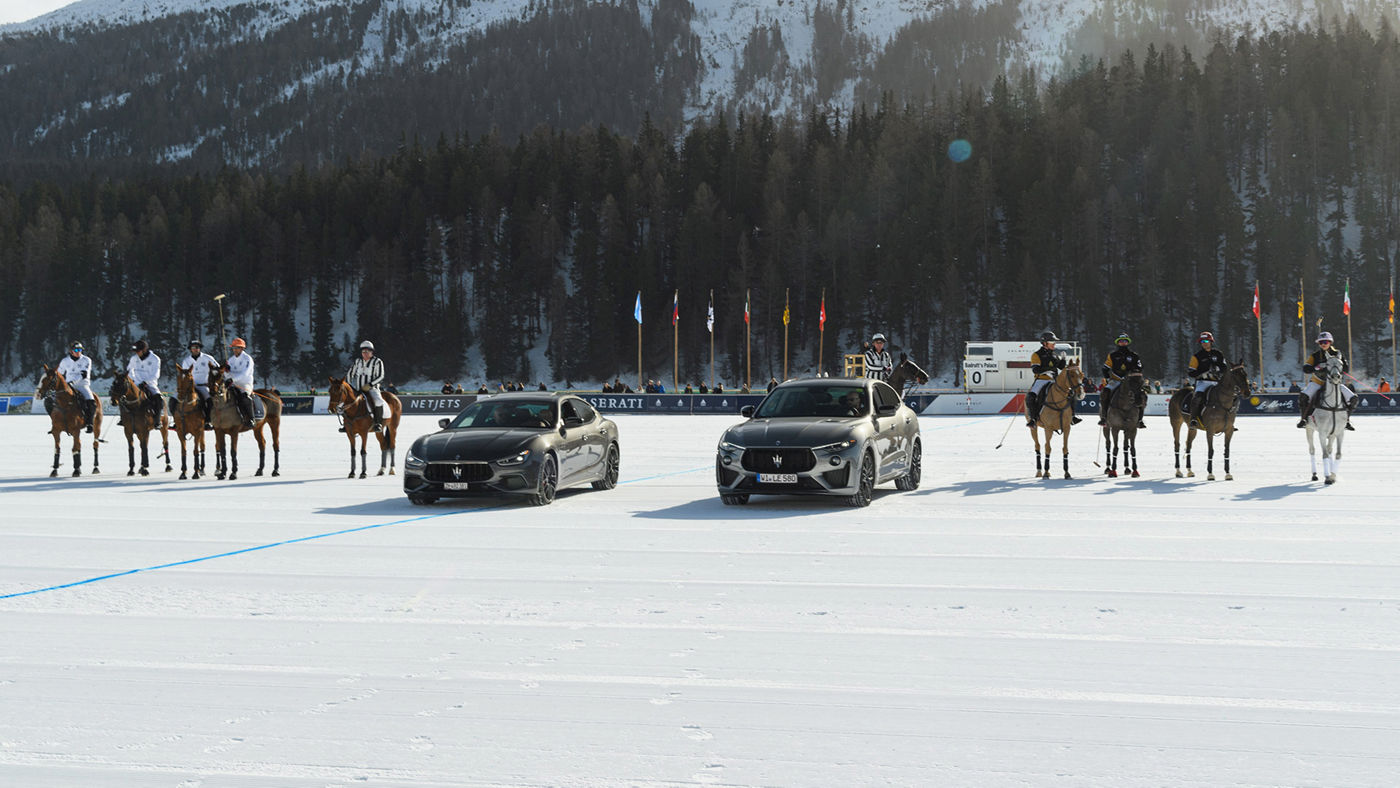 Dos modelos de Maserati en medio de jugadores de polo en la nieve