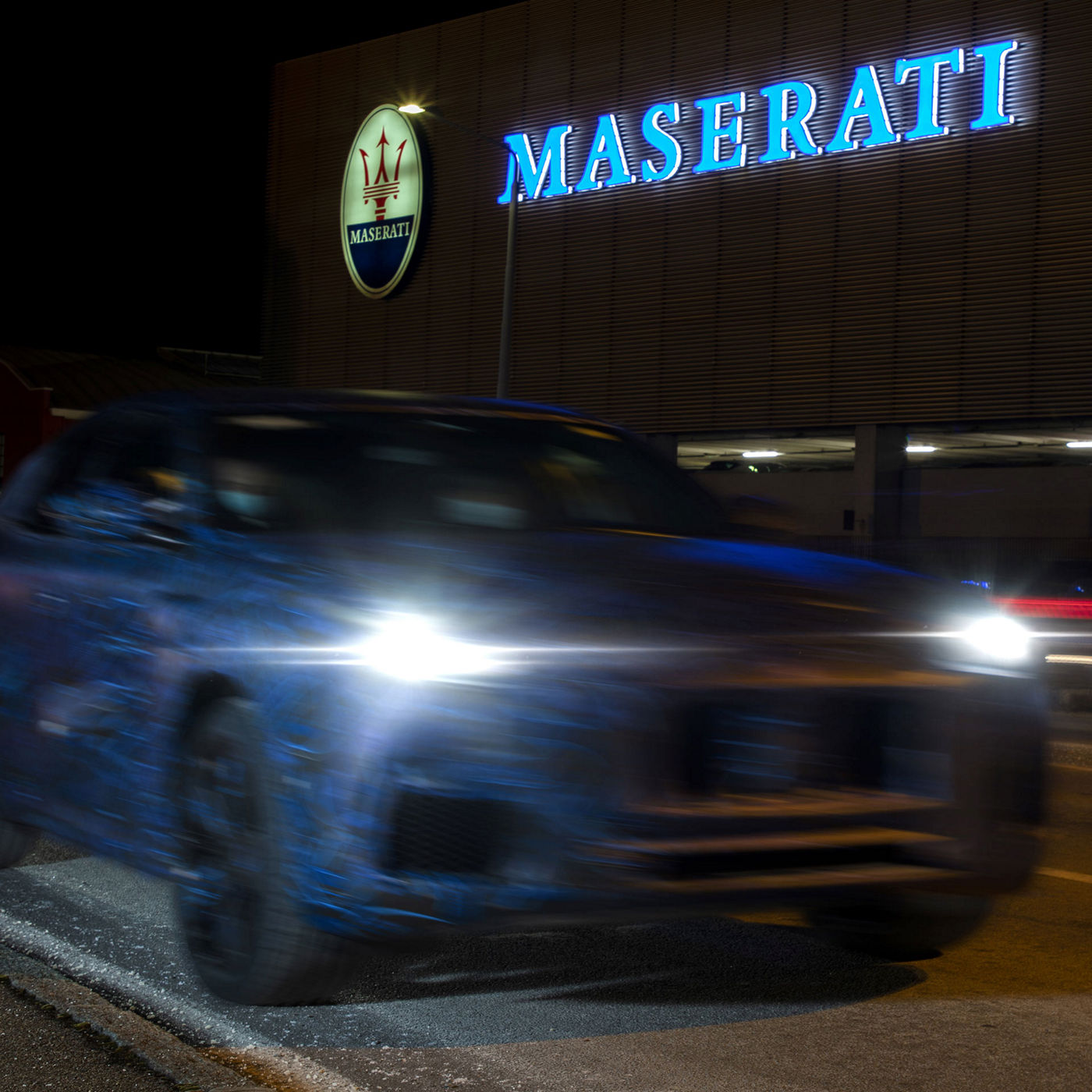 Prototipo de Maserati Grecale en marcha cerca de la planta Maserati