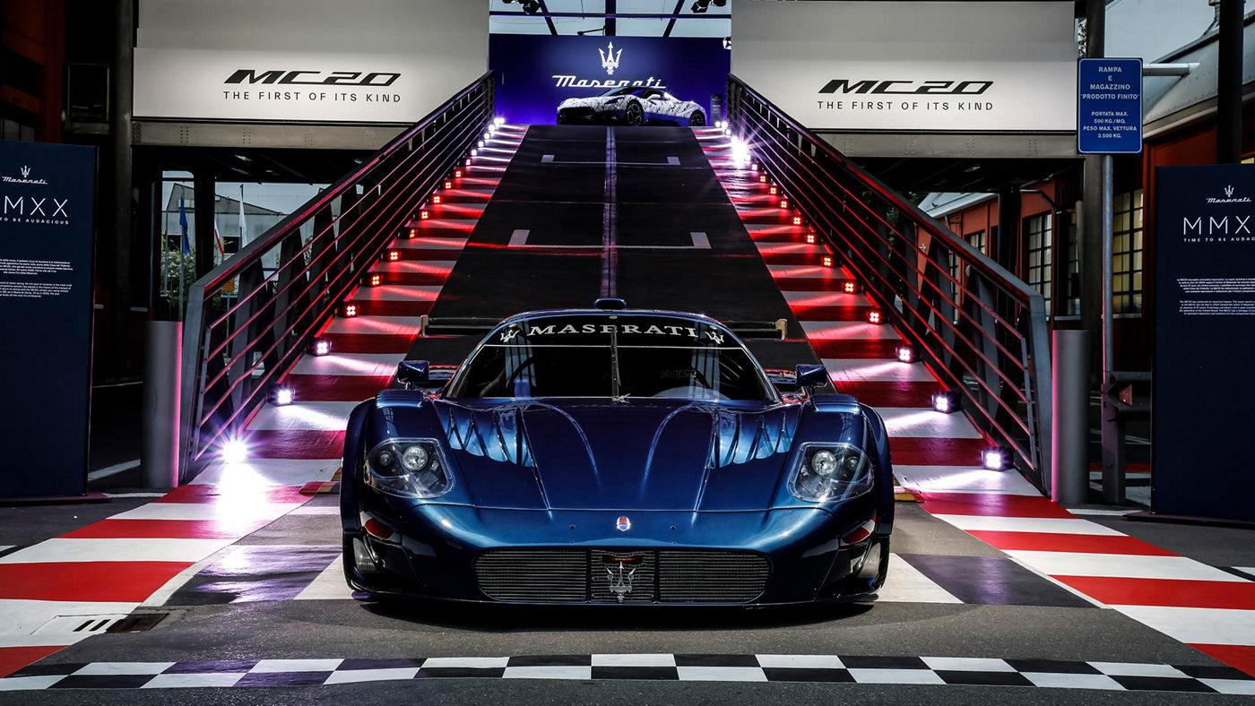 Maserati MC20 azul