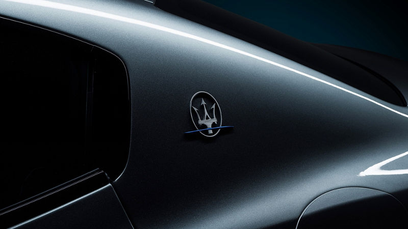 Logo de Maserati sobre Maserati Ghibli
