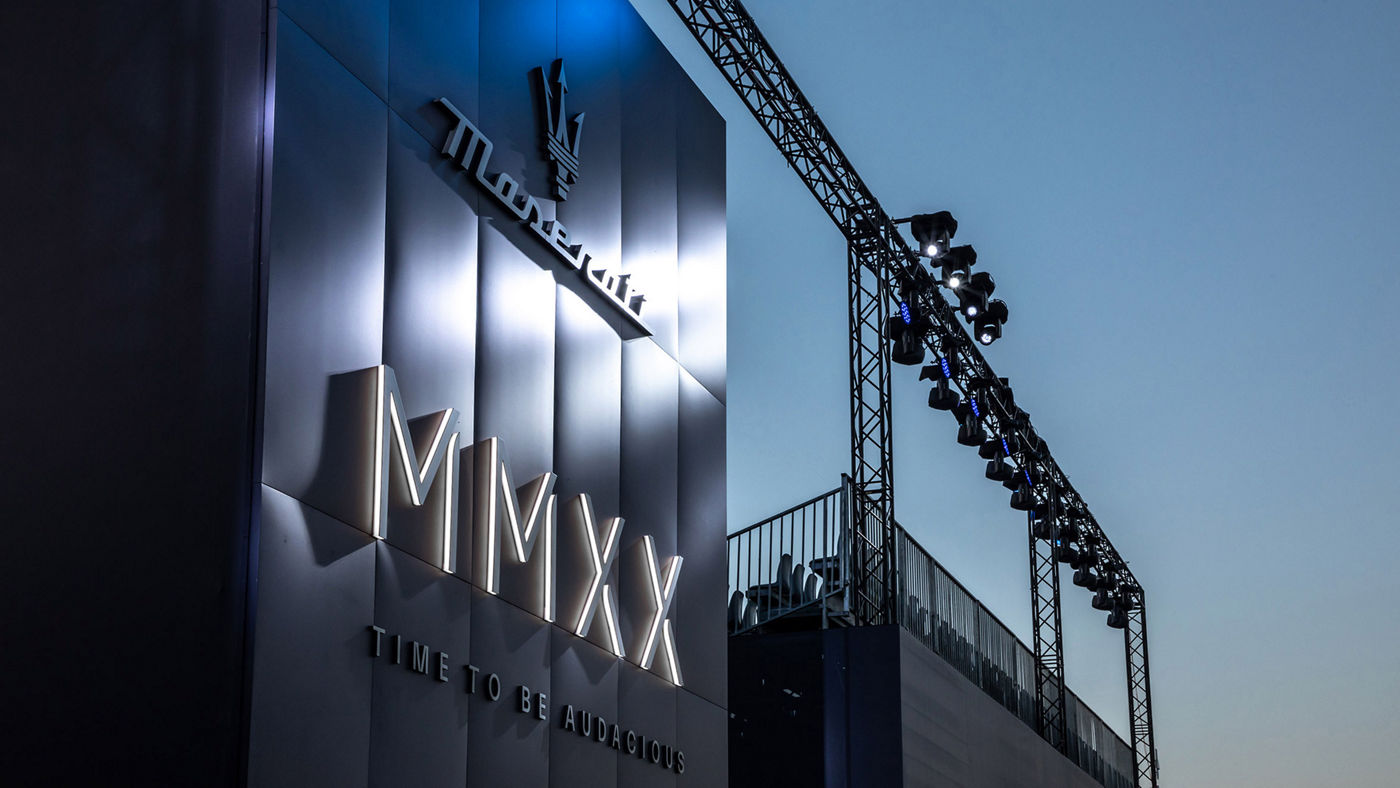 Logos Maserati et MMXX sur une tribune 