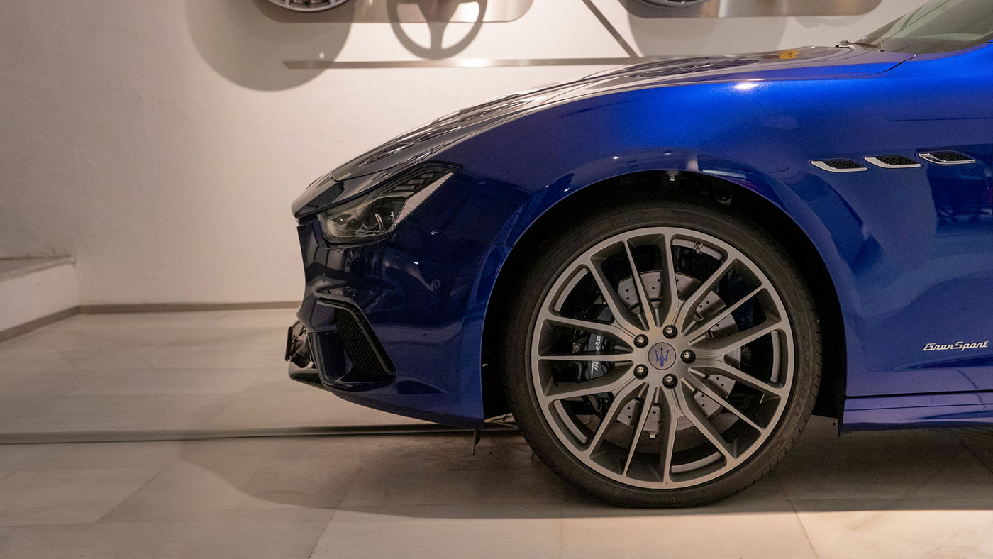 Vue de profil avant d'un modèle Maserati bleu