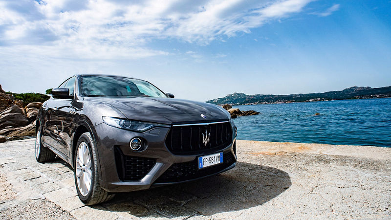 Il trimarano Maserati Multi70 al largo della Baja Sardinia per Maserati Drive&Sail Experience