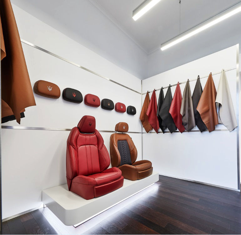 Maserati Store München am Odeonsplatz: Verschiedenfarbige Lederbezüge für Sitze