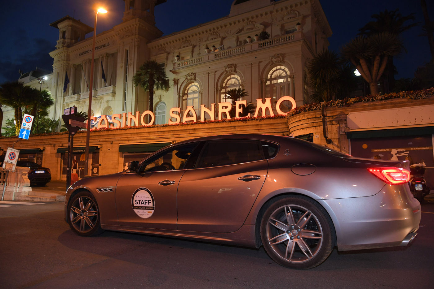 Maserati Quattroporte davanti al Casino di Sanremo