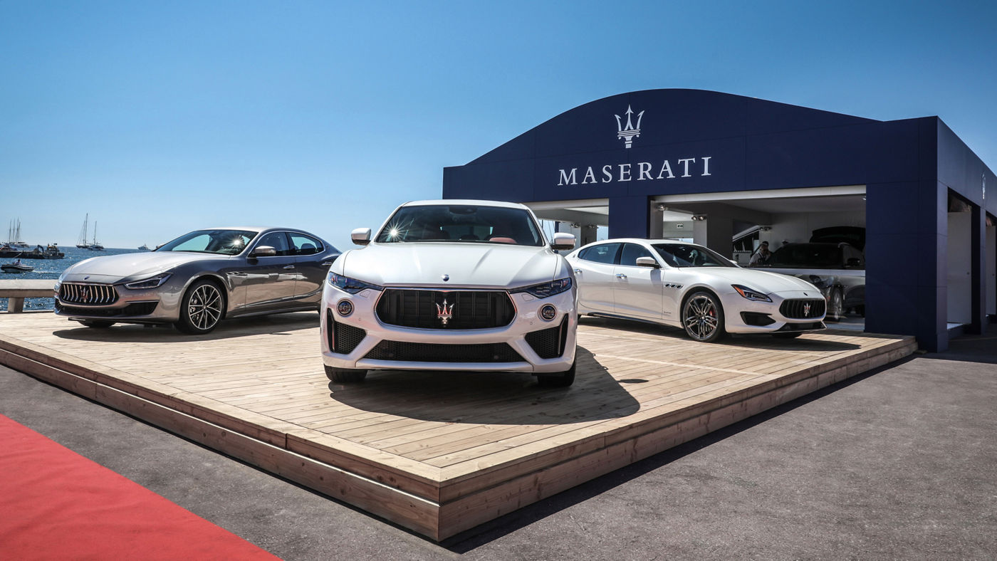 La gamma Maserati MY19 davanti alla Maserati Lounge, lo spazio esclusivo all’interno del Vieux Port
