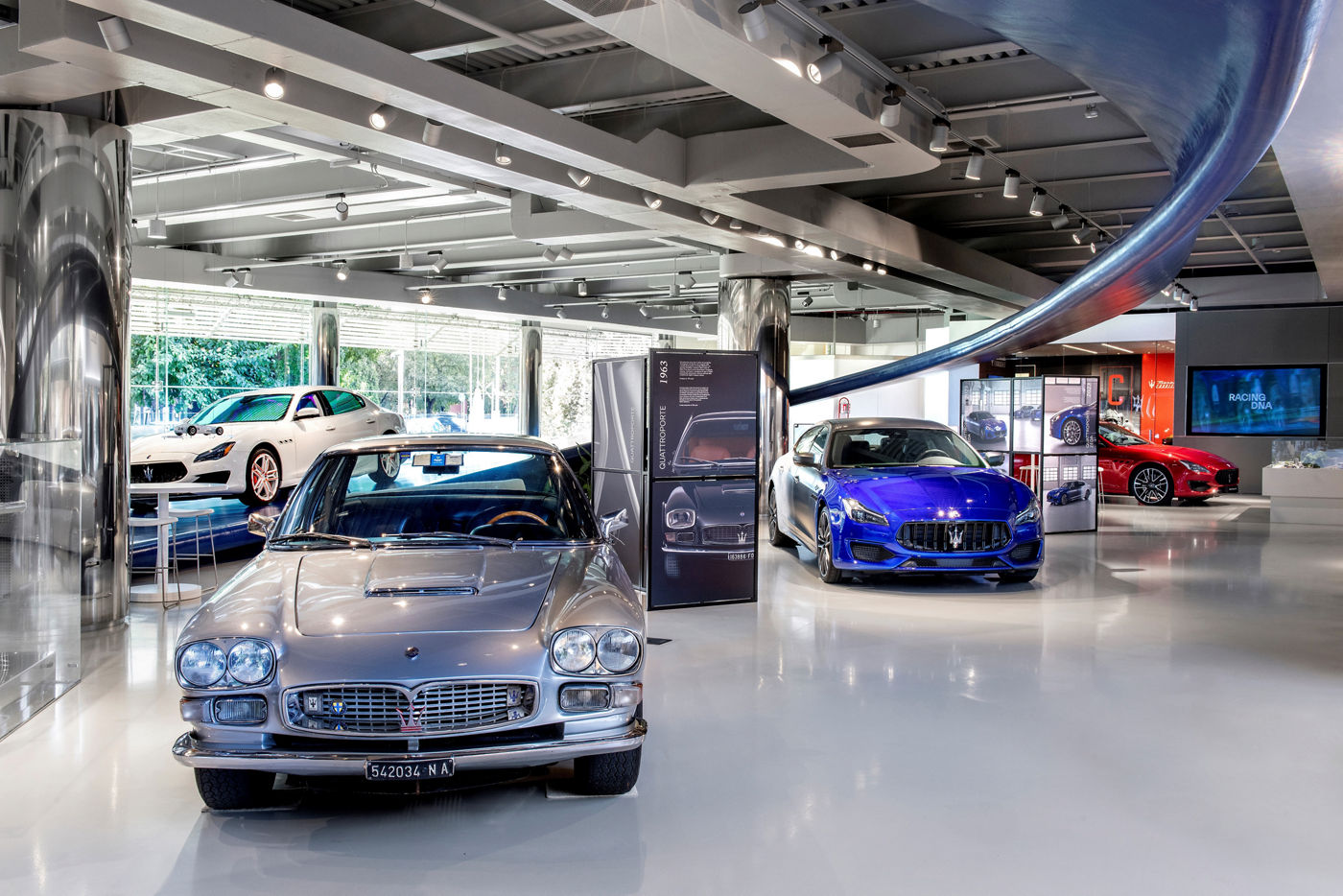 Una selezione delle Maserati Quattroporte più indimenticabili nello stabilimento Maserati di viale Ciro Menotti a Modena
