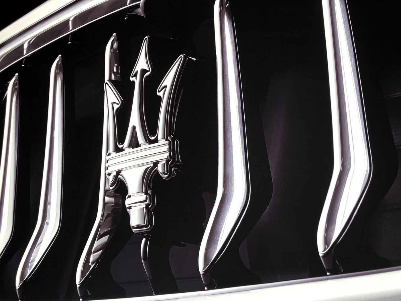 Dettaglio logo del tridente Maserati sulla griglia anteriore