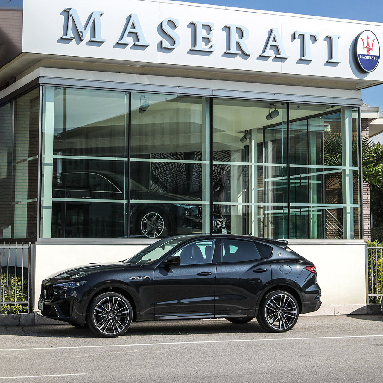 Maserati Levante vista laterale
