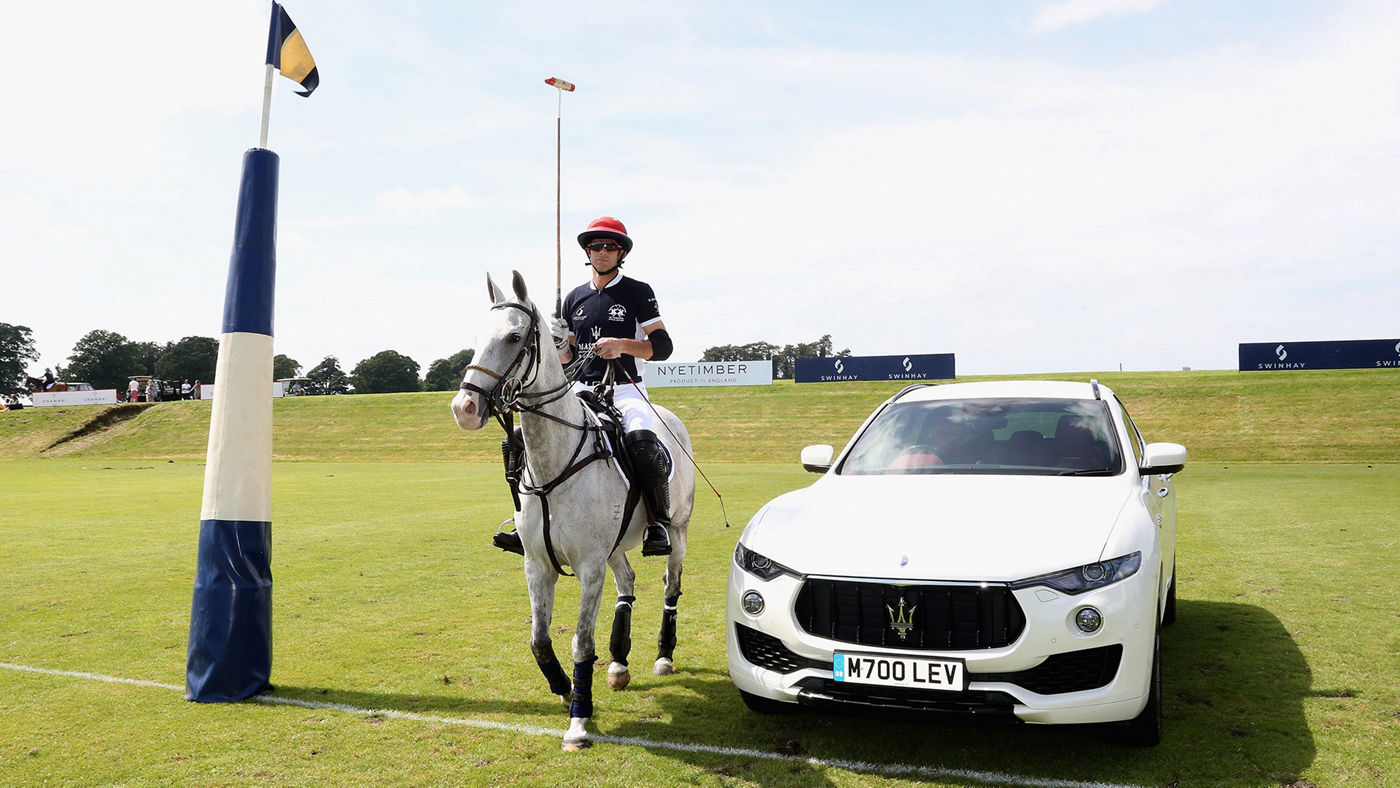 L'ambassador Maserati Malcom Borwick sul suo cavallo da Polo e il SUV Levante