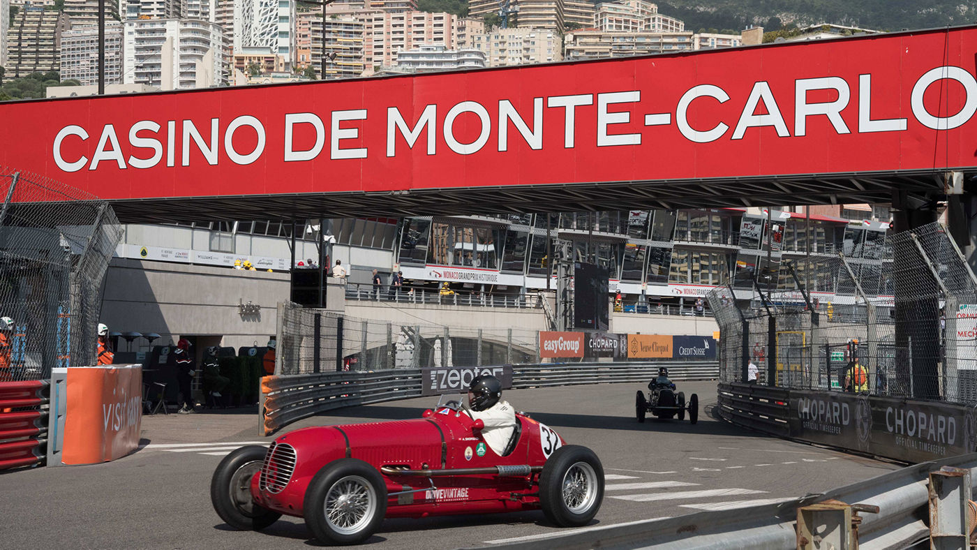 L'auto da corsa d'epoca Maserati 6CM4C sul circuito del GP Storico a Monaco