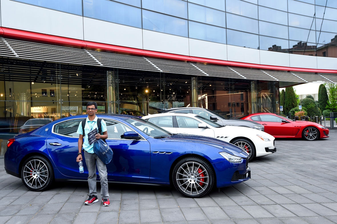 Mohamed Waleed con la gamma Maserati presso la sede Maserati