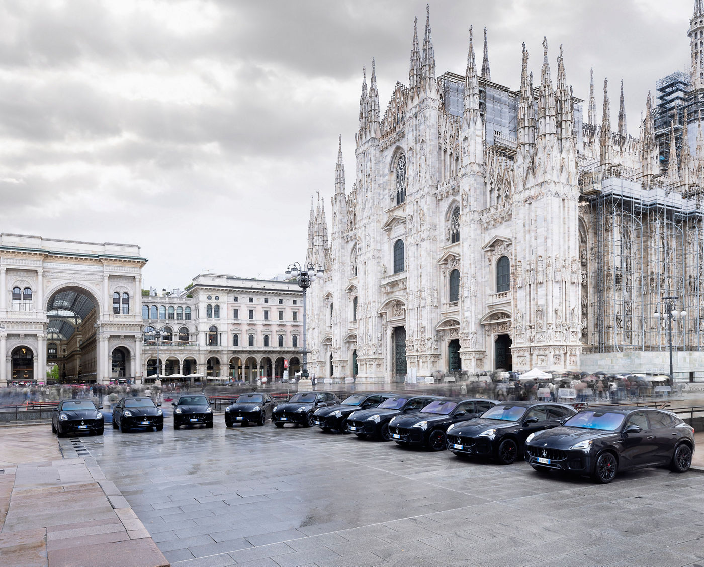 La flotta di SUV Maserati Grecale Modena scelti come vetture ufficiali del G7 Italia, fotografata in Piazza Duomo a Milano