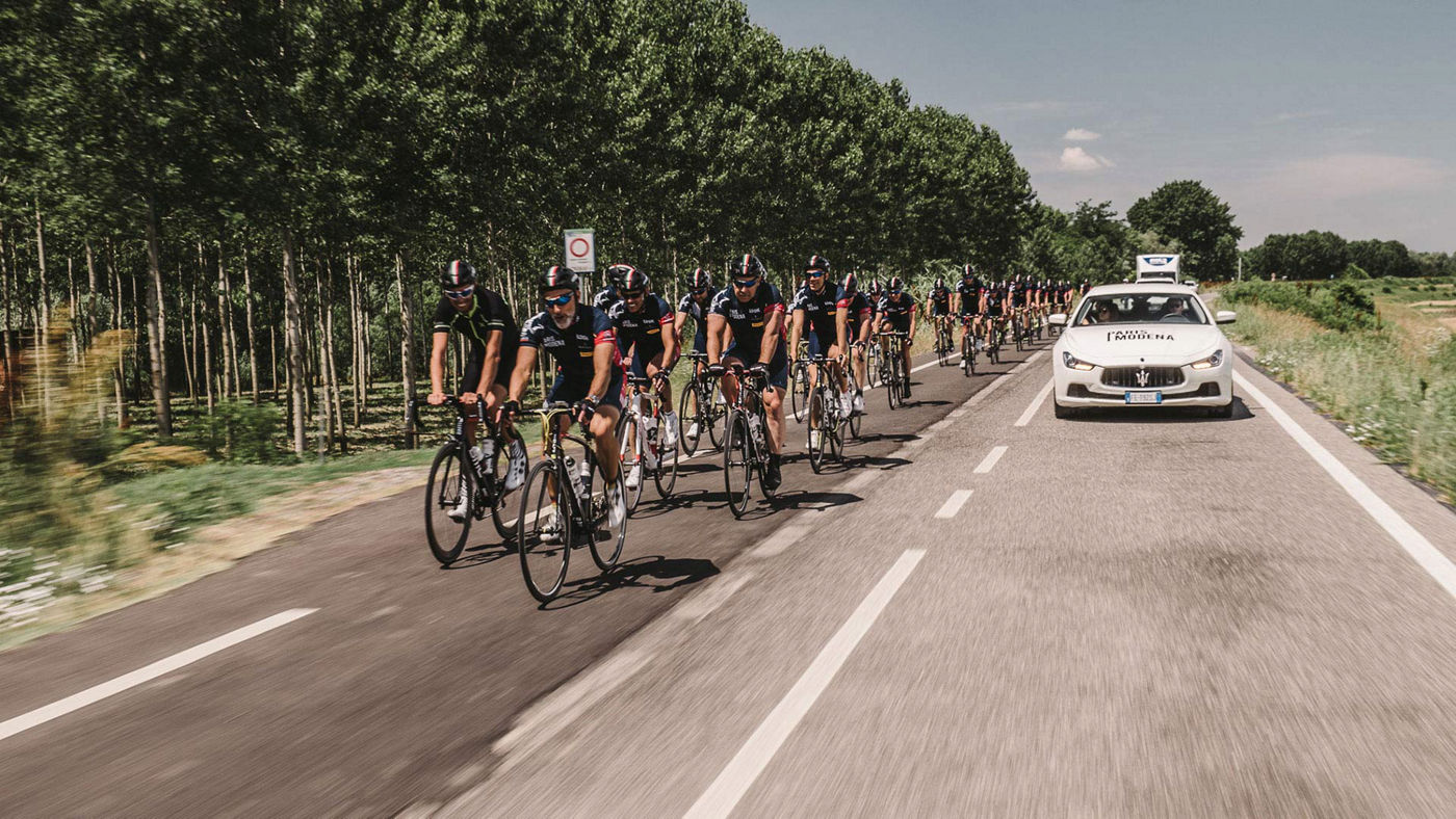 Ciclisti in corsa per il tour Parigi-Modena promosso da Maserati
