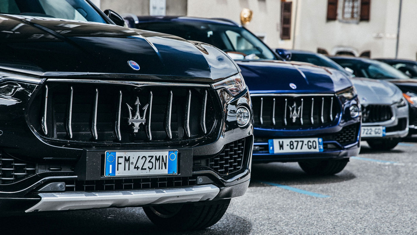 La flotta Maserati fa da sfondo all'evento benefico Parigi-Modena 2018. In primo piano una Levante