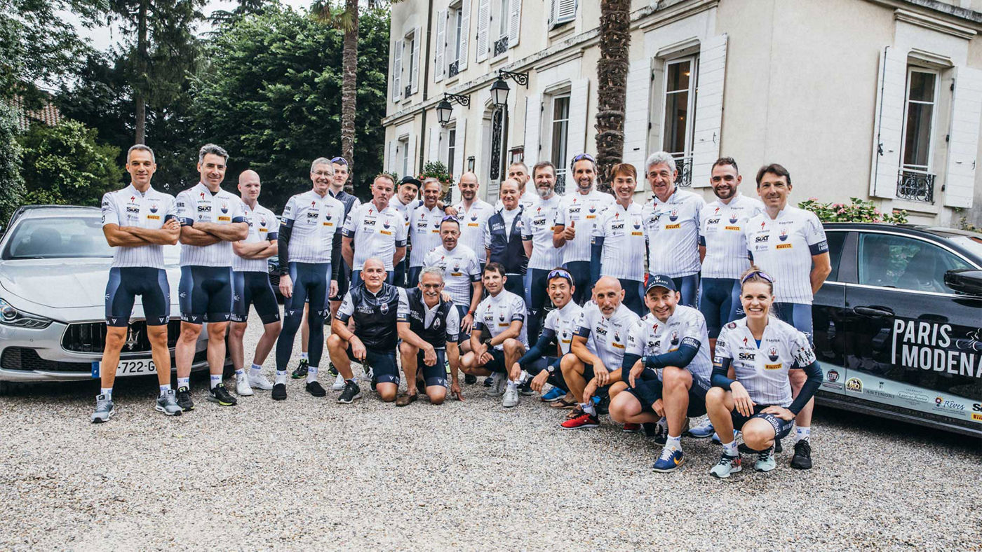 Foto di gruppo dei ciclisti impegnati nel tour di Maserati Parigi-Modena 2018