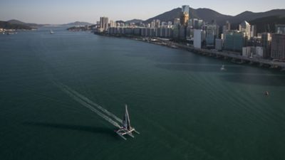 Maserati Muti 70 sfreccia nelle acque del Tamigi