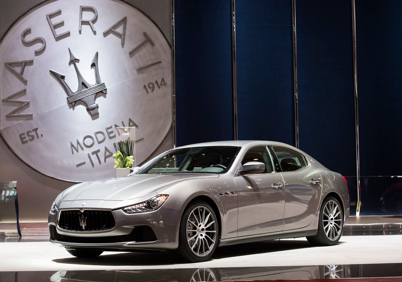 Maserati Ghibli grigia al salone di Ginevra