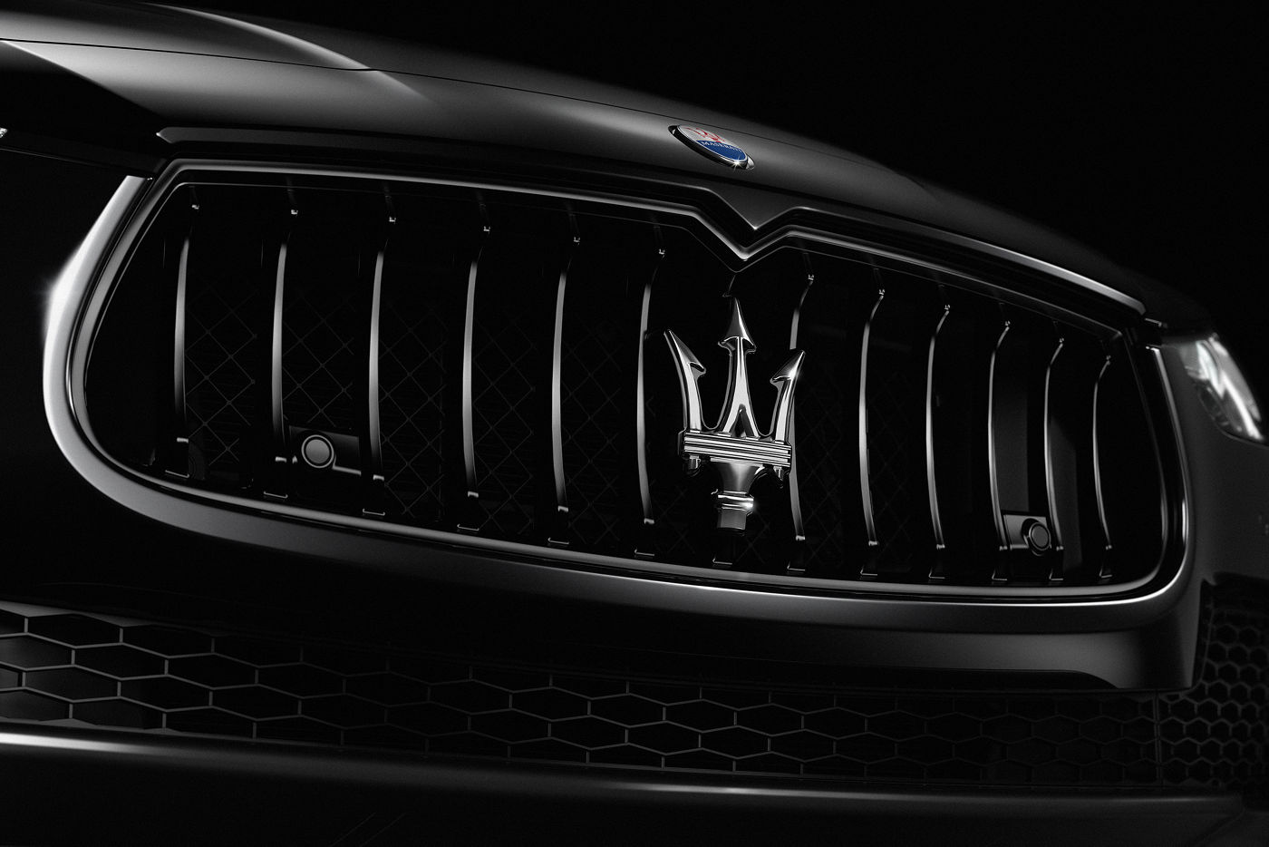 Vista ravvicinata della griglia anteriore di Maserati Ghibli Nerissimo edition