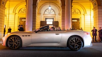 maserati-meccanica-lirica-jp-grancabrio-in-front-of-teathre-desktop
