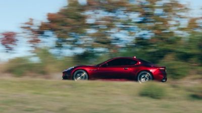 maserati-meccanica-lirica-jp-granturismo-driving-in-open-field-desktop