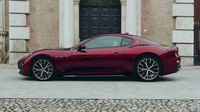 maserati-meccanica-lirica-jp-granturismo-parked-in-the-center-of-modena-desktop