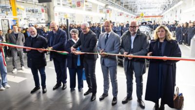 maserati-meccanica-lirica-jp-soa-cutting-ribbon-with-scissors-desktop