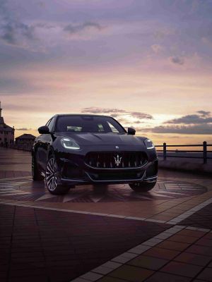 maserati-grecale-trofeo-my25-standing-in-plaza-jp-local-desktop