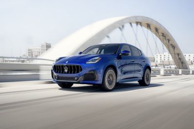 blue-grecale-trofeo-driving-on-a-bridge-desktop