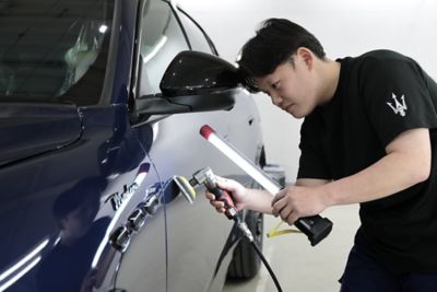 maserati-factory-worker-inspecting-grecale-modena-paint-desktop
