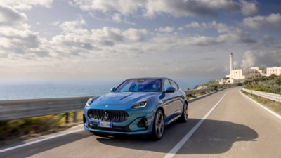 grecale-folgore-light-blue-driving-by-the-sea-desktop