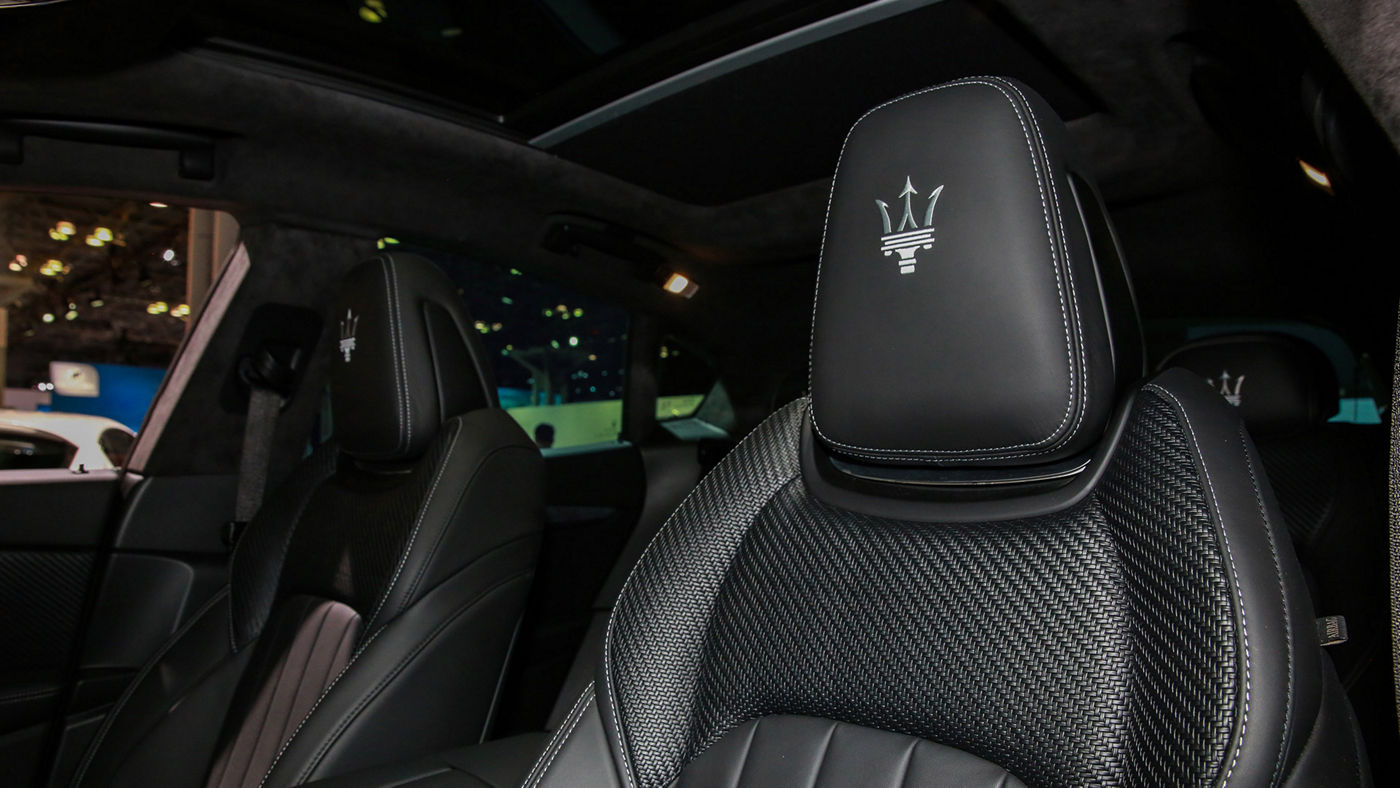 Maserati - Intérieurs en PELLETESSUTA  (en cuir tissé) créés par Ermenegildo Zegna et détail de deux fauteuils avant d'un habitacle.