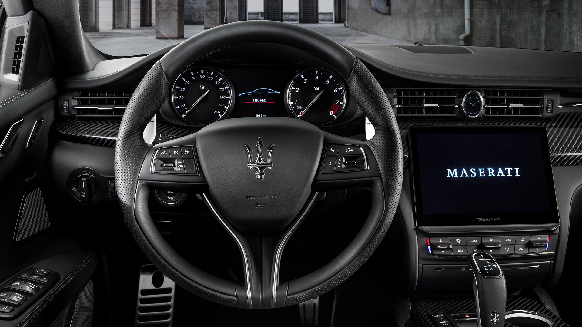 Steering wheel and interior of Quattroporte