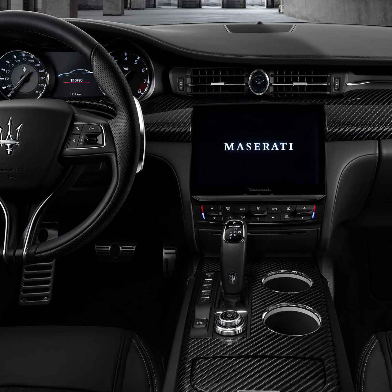 Steering wheel and central tunnel of Quattroporte