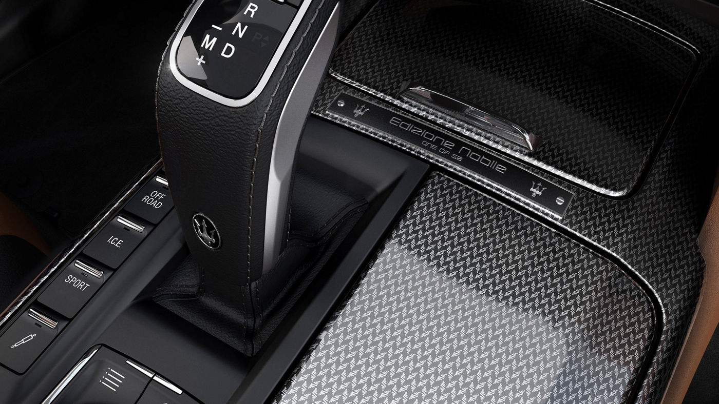Maserati Levante Edizione Nobile - détail intérieur avec l'insigne dédié « un des cinquante »