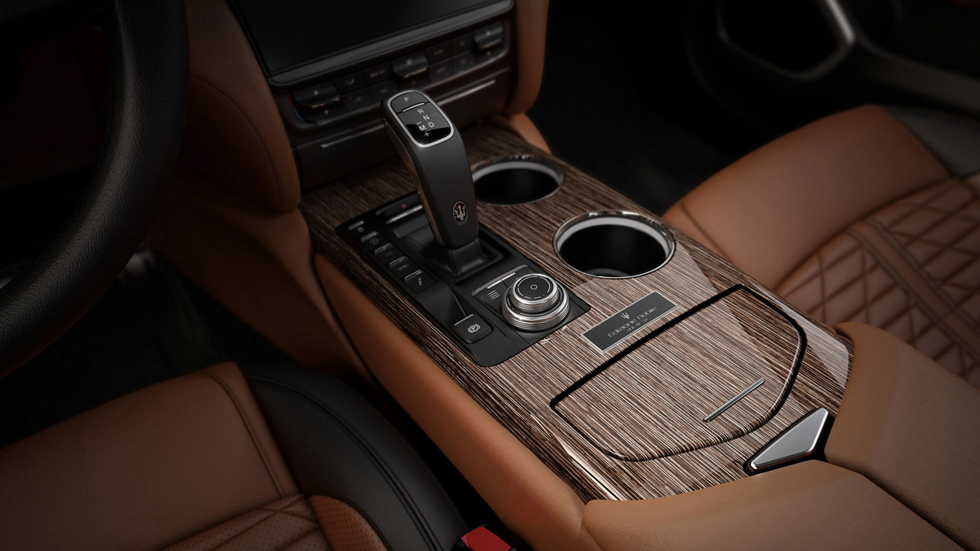 Maserati Quattroporte Edizione Nobile - détail intérieur avec l'insigne dédié « un des cinquante »