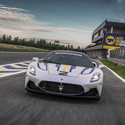 driving-experience-front-view-squared