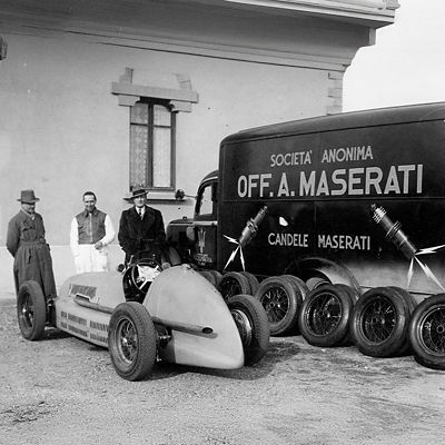 111th-retrò-image-back-and-white-classic-car-squared