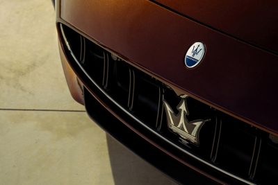 grancabrio-front-view-detail-gold-and-dark-raspberry-desktop