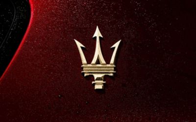 trident-logo-white-gold-matte-detail-desktop