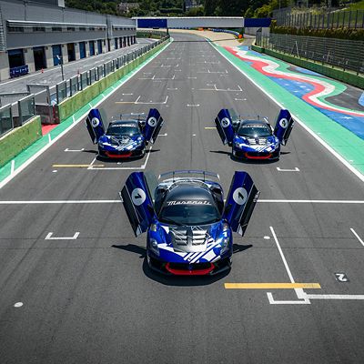 master-maserati-driving-experience-front-view-cars-stopped-on-the-start-circiut-squared