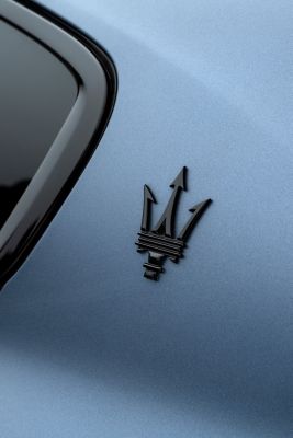 maserati-detail-logo-trident-light-blue-mobile