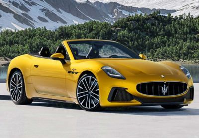 Ein Maserati GranCabrio Trofeo fährt auf einer Bergstraße. Sportliches Cabriolet.